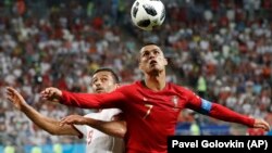 Кріштіану Роналду (в червоній формі) не зміг допомогти своїй збірній краще виступити на чемпіонаті світу