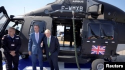 Boris Johnson brit miniszterelnök részt vesz a Farnborough-i Nemzetközi Légibemutatón 2022. július 18-án