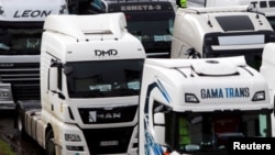 Parkirani kamioni tokom blokade prelaza Đevđelija na granici Severne Makedonije s Grčkom, 27. januar 2026.