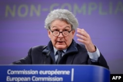 Comisarul european pentru piața internă, Thierry Breton, susține o conferință de presă despre anchetele UE privind Apple, Google și Meta în temeiul noii legi digitale, la sediul UE din Bruxelles, la 25 martie 2024.