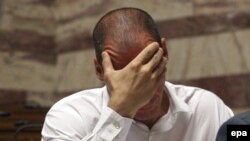 Грециянын мурдакы финансы министри Янис Варуфакис СИРИЗА парламенттик фракциясынын жыйыны алдында ойлонуп отурат. Афина, 10-июль 2015