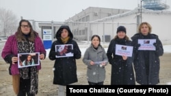 საპროტესტო მოძრაობა "300 ქალის" წევრები ქალთა მეხუთე პენიტენციურ დაწესებულებასთან