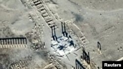 Pamje satelitore e objektit të njohur Tetrapylon në Palmira pas shkatërrimit