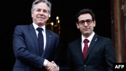 Держсекретар США Ентоні Блінкен (ліворуч) тисне руку міністру закордонних справ Франції Стефану Сежурне перед їхньою зустріччю в Парижі, 2 квітня 2024 року