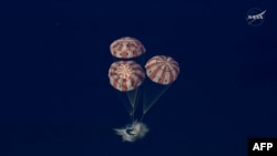 Captură video dintr-o transmisiune live a NASA cu astronauții misiunii Artemis II amerizând în Oceanul Pacific, în largul coastei orașului San Diego, California, pe 10 aprilie 2026.