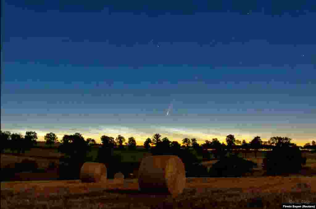 კომეტა C/2020 F3 (NEOWISE) საფრანგეთის რეგიონ მონლუსონის ცაზე.