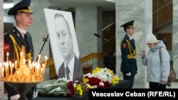 O femeie își ia rămas-bun de la Ilie Ilașcu, Palatul Național din Chișinău, 20 noiembrie 2025.