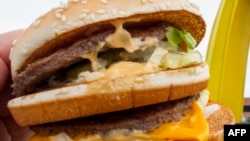 The Economist сравнивает валюты по Индексу Биг Мака.