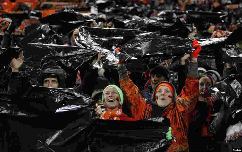 Fans of the Shakhtar Donetsk soccer club cheer their team during a Champions League soccer match against Manchester United on October 2. (Gleb Garanich)