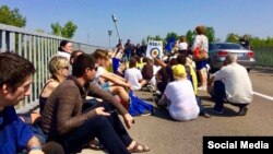 Cetățeni români participanți la Marșul Unirii opriți la granița dintre Românie și R.Moldova, 28 august 2018.