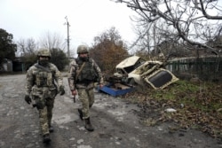Українські військові патрулюють на лінії фронту в селі Широкиному, листопад 2018 року