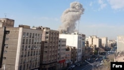 Ysraýyl Eýrana garşy "öňüni alyş hüjümini" amala aşyrandygyny yglan edensoň, 28-nji fewralda Tähranyň üstünde tüssäniň ýokary göterilýändigini görse bolýar.