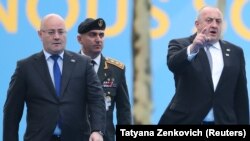 Георгий Маргвелашвили (справа), министр обороны Леван Изория и глава Генштаба ВС Грузии Владимир Чачибая (на заднем плане) на саммите НАТО в Брюсселе