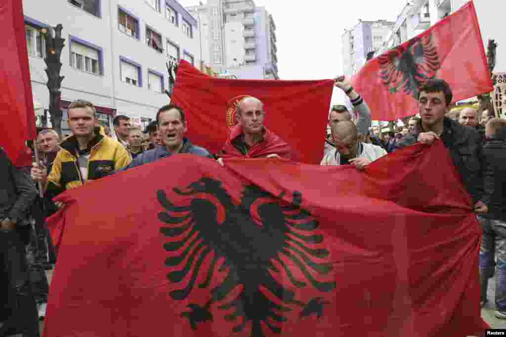 Albanezii kosovari din Mitrovica protestează &icirc;mpotriva dreptului la autodeterminare cerut de s&acirc;rbii din oraşul divizat şi &icirc;mpotriva negocierilor dintre Serbia şi Kosovo, mediate de UE.