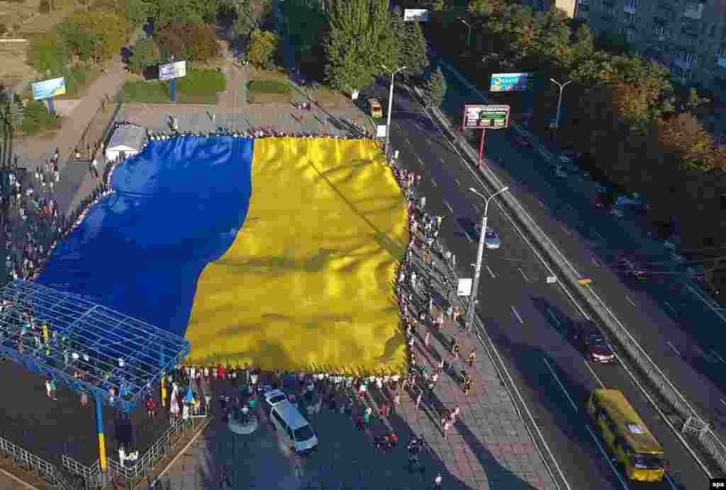 У Маріуполі під час святкування Дня міста розгорнули найбільший прапор України. Розмір прапора -&nbsp;90 на 40 метрів. Маріуполь, 10 вересня 2016 року