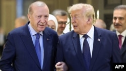 Predsednik Turske Redžep Tajip Erdoan dočekao je predsednika SAD Donalda Trampa po dolasku u vazduhoplovnu bazu blizu Ankare, 7. jula 2026. 
