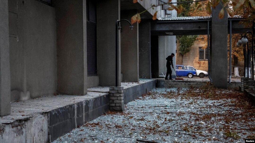 Urmările atacului rusesc cu drone asupra Kievului de duminică dimineață.