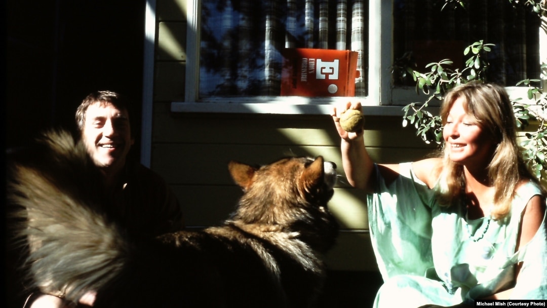 Vladimir Vysotsky (left) and Marina Vlady at the Los Angeles home of friend Michael Mish in the 1970s