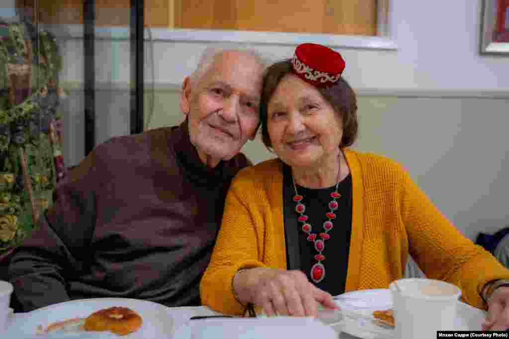 Милли ризыкларны сату көнендә чәй дә әзерләнгән, теләгән кешегә татар йортында татар ашлары белән сыйланырга мөмкинлек булган