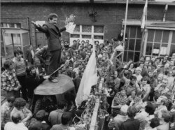 Лідэр "Салідарнасьці" Лех Валэнса, выступае перад страйкоўцамі, Гданьск, 1980
