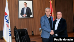 Lider Srpske liste Zlatan Elek i Srećko Spasić pored fotografije predsednika Srbije Aleksandra Vučića, 3. novembar 2025.