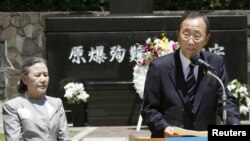 Ban Ki-moon u prisustvu supruge Yoo Soon-taek drži govovor u Nagasakiju, 5 avgust 2010