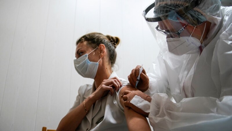 В Крыму и Севастополе отчитались о вакцинации российским «Спутником V»