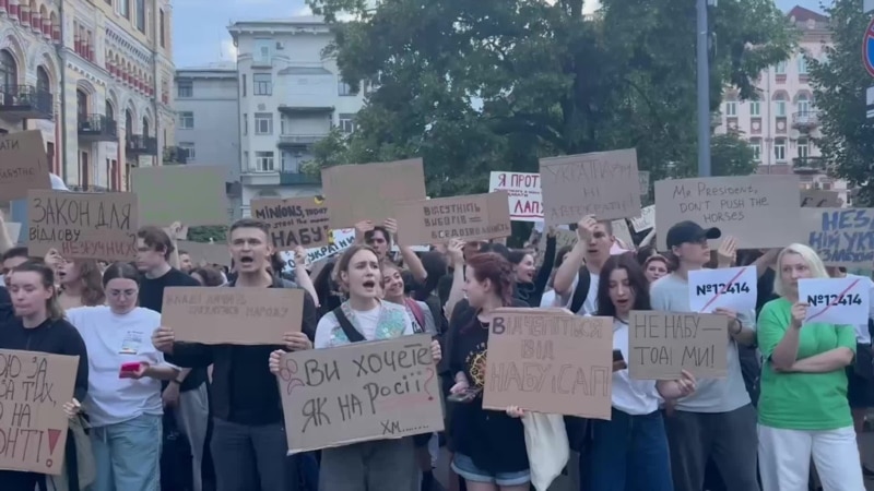 Zelenski semnează un proiect de lege controversat care restricționează autonomia agențiilor anticorupție