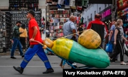 Трудовой мигрант на рынке в Москве