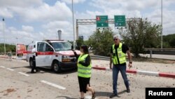 Pripadnici hitnih službi na mjestu raketnog napada, lansiranog iz Jemena, na ulazu u aerodrom Ben Gurion u Tel Avivu, Izrael, 4. maja 2025.