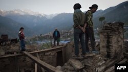 Люди біля своїх зруйнованих будинків у селі Барпак, Непал, 4 травня 2015 року