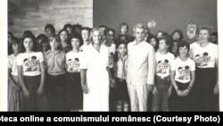 Lupta pentru pace a fost calul de bătaie al lui Ceaușescu, deși făcea parte dintre cei mai sângeroși dictatori ai epocii. La Neptun, cu copiii prezenți la un Festival al păcii. Fototeca online a comunismului românesc, cota:106/1979