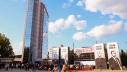 Fotografitë e katër ish-eprorëve të UÇK-së janë vendosur në afërsi të ndërtesës së Qeverisë së Kosovës. 