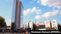 Fotografitë e katër ish-eprorëve të UÇK-së janë vendosur në afërsi të ndërtesës së Qeverisë së Kosovës. 