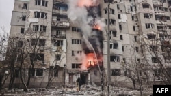 Një ndërtesë e sulmuar nga Rusia në rajonin e Harkivit më 6 prill 2025. 