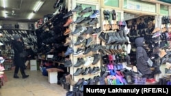 Торговые точки с обувью на Зеленом базаре.
