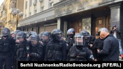 Згідно з повідомленням, поліцейським спершу не могли надати допомогу, та потім учасники акції організували коридор для цього