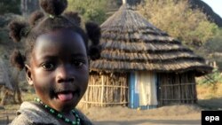 Milion dece raseljeno unutar same zemlje: Devojčica u selu Negla u Južnom Sudanu