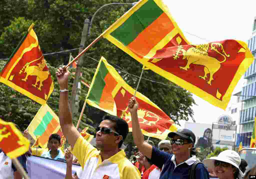 پرچم ملی در دست جمعیت خوشحال از پایان جنگ با ببرهای تامیل