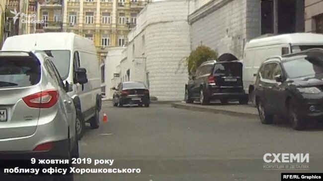 Авто заїхало в підземний паркінг будівлі, де, схоже, розташованийофіс Хорошковського, після чого швидко виїхало звідти