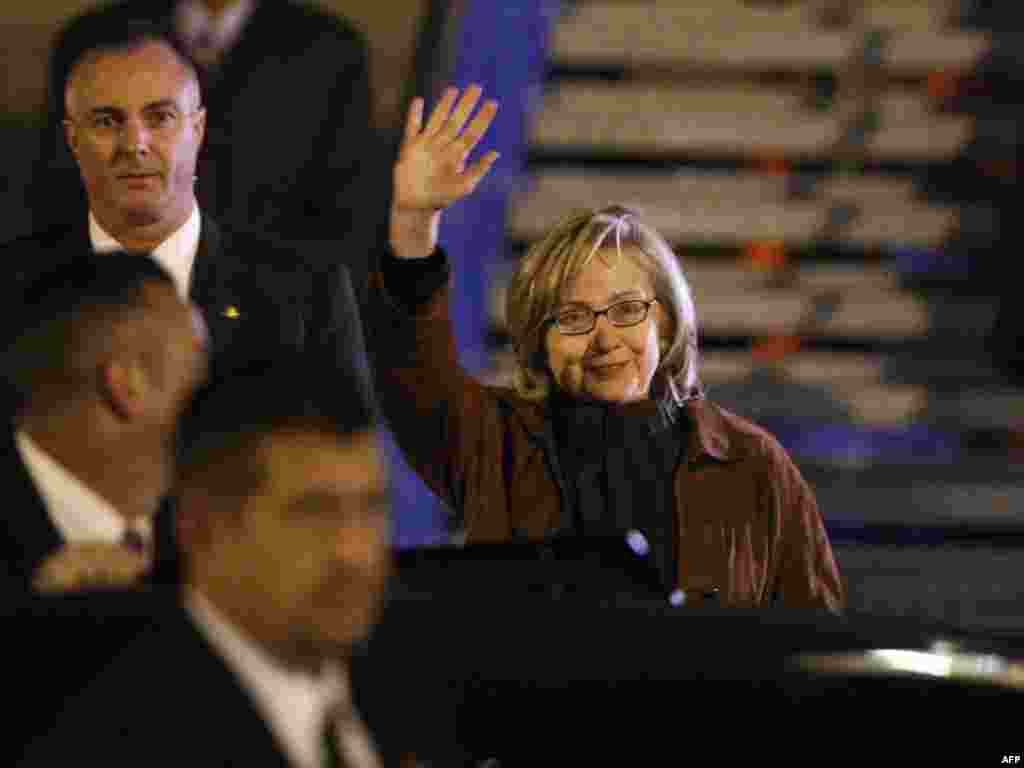 Američka državna tajnica Hillary Clinton na sarajevskom aerodromu, 12.10.2010. Foto: AFP / Elvis Barukčić 