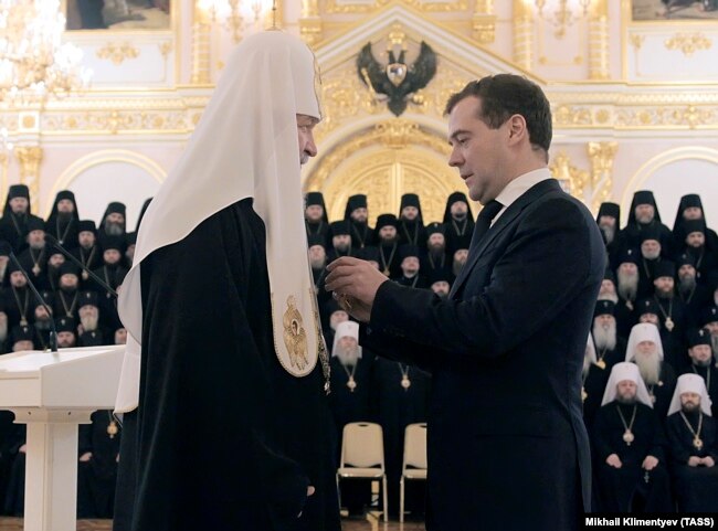 Тодішній президент Росії Дмитро Медведєв (праворуч) нагороджує Московського патріарха Кирила орденом Олександра Невського. Москва, 3 лютого 2011 року