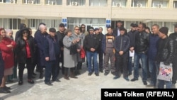 Десятки жителей Жанаозена, выступающих с требованием трудоустройства, собрались у здания акимата, требуя встречи с акимом города. Жанаозен, 11 марта 2019 года.