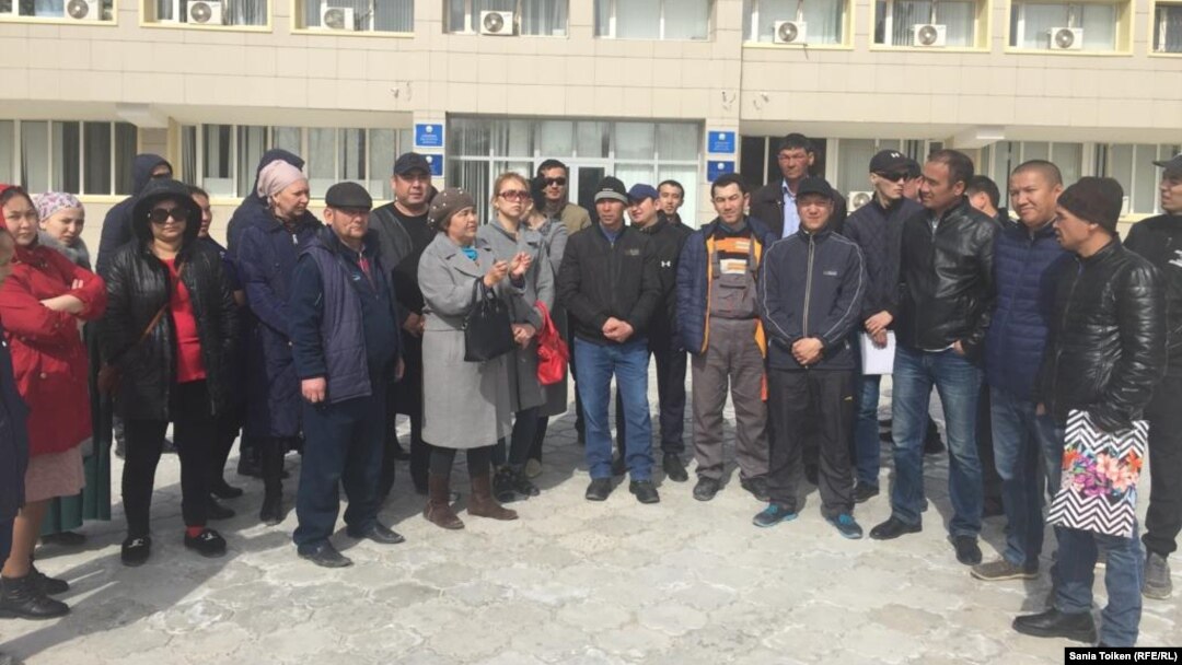 Десятки жителей Жанаозена, выступающих с требованием трудоустройства, собрались у здания акимата, требуя встречи с акимом города. Жанаозен, 11 марта 2019 года.