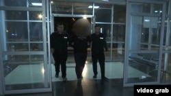 დაკავებულის განყოფილებაში გადაყვანის კადრი