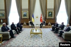 Ще фото з переговорів Зеленський-Ердоган в Анкарі 15 травня. Бачимо, що в українській делегації глава Офісу президента України Андрій Єрмак, міністр оборони Рустем Умєров та міністр закордонних справ Андрій Сибіга (вони сидять ліворуч)