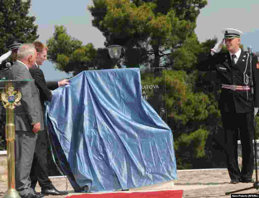 Igor Lukšič, crnogorski premijer otvorio je spomen park posvećen svim civilnim žrtvama ratova devedesetih. Spomen park je otvoren na Dan sećanja na žrtve zločina u Srebrenici, Podgorica, 11.07.2011. Foto: RSE / Savo Prelević