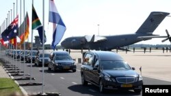 Նիդերլանդներ - Կործանված «Բոինգ-777»-ի ուղևորների դիերը Էյնդհովենի օդանավակայանից տեղափոխվում են Հիլվերսումի ռազմաբազա, 23-ը հուլիսի, 2014թ․