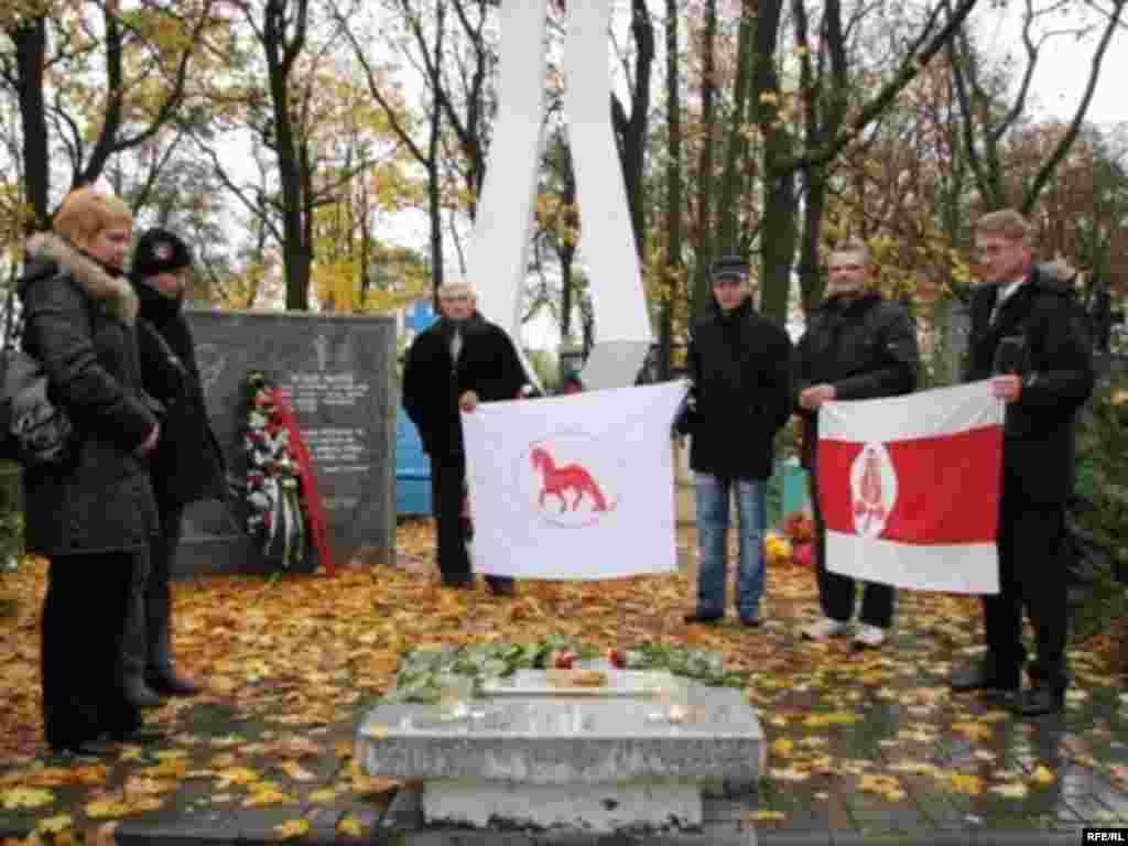 30 кастрычніка, пятніца - У Берасьці ўшанавалі памяць ахвяраў палітычных рэпрэсіяў на Трышынскіх могілках. Прачытаць