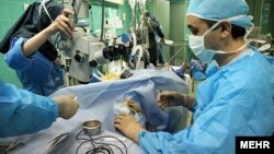 انجام عمل بر روی دکتر سیاوش انوری، مدیر بیمارستان ضیائیان تهران، پس از اسیدپاشی به صورت وی